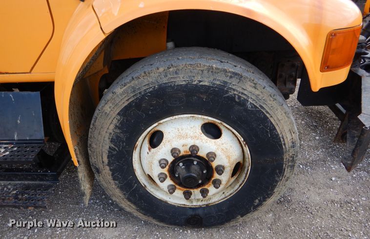 image for item DF3045 2002 International 4900 dump truck