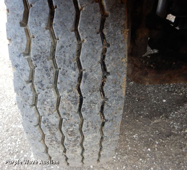 image for item DF3045 2002 International 4900 dump truck