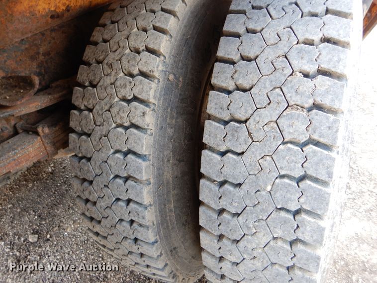 image for item DF3045 2002 International 4900 dump truck