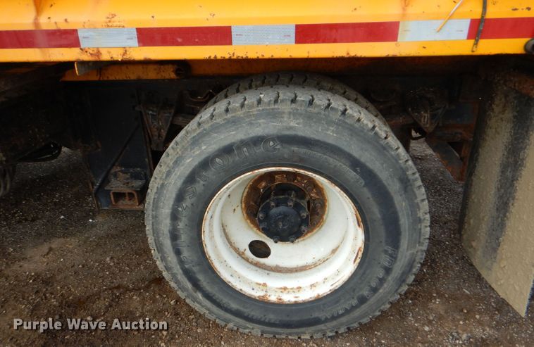 image for item DF3045 2002 International 4900 dump truck