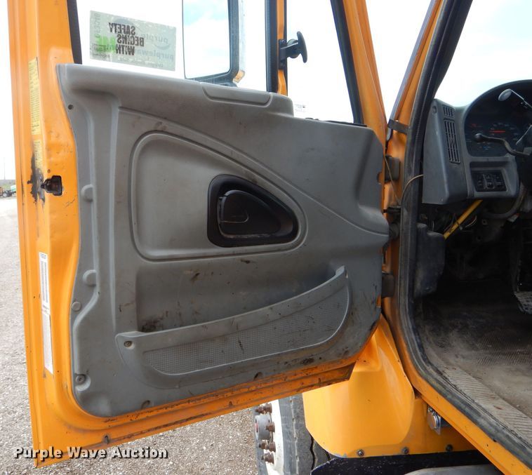 image for item DF3046 2006 International 7400 dump truck
