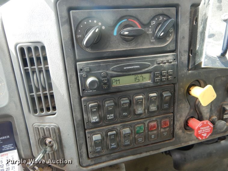 image for item DF3046 2006 International 7400 dump truck