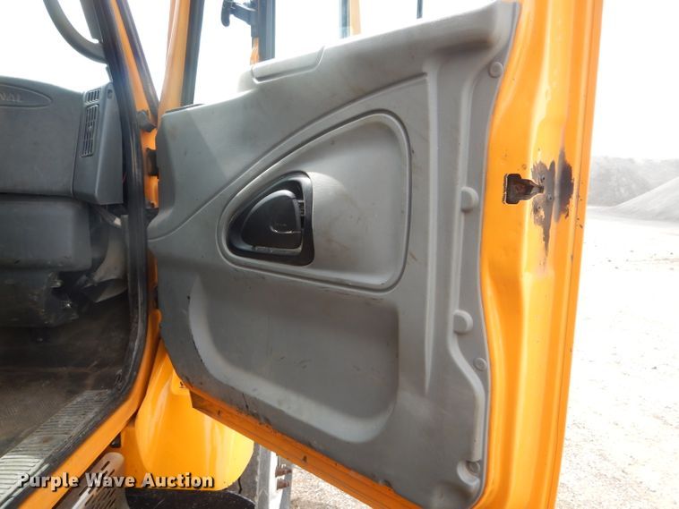 image for item DF3046 2006 International 7400 dump truck