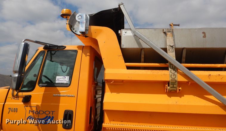 image for item DF3046 2006 International 7400 dump truck