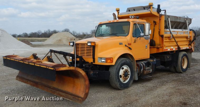 image for item DF3048 2002 International 4900 dump truck