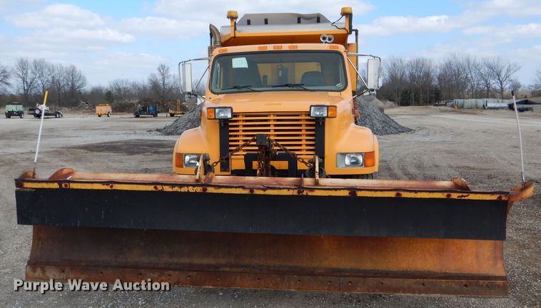 image for item DF3048 2002 International 4900 dump truck
