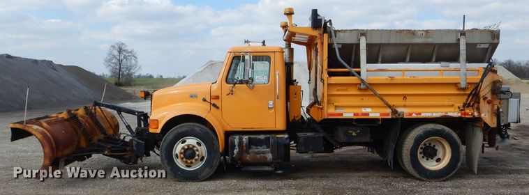 image for item DF3048 2002 International 4900 dump truck