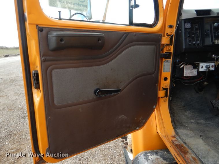 image for item DF3048 2002 International 4900 dump truck