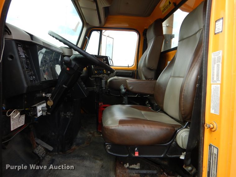 image for item DF3048 2002 International 4900 dump truck