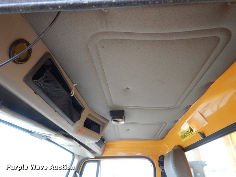 image for item DF3048 2002 International 4900 dump truck