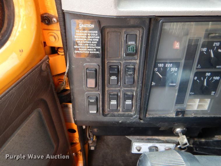 image for item DF3048 2002 International 4900 dump truck