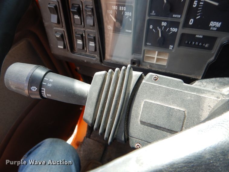 image for item DF3048 2002 International 4900 dump truck