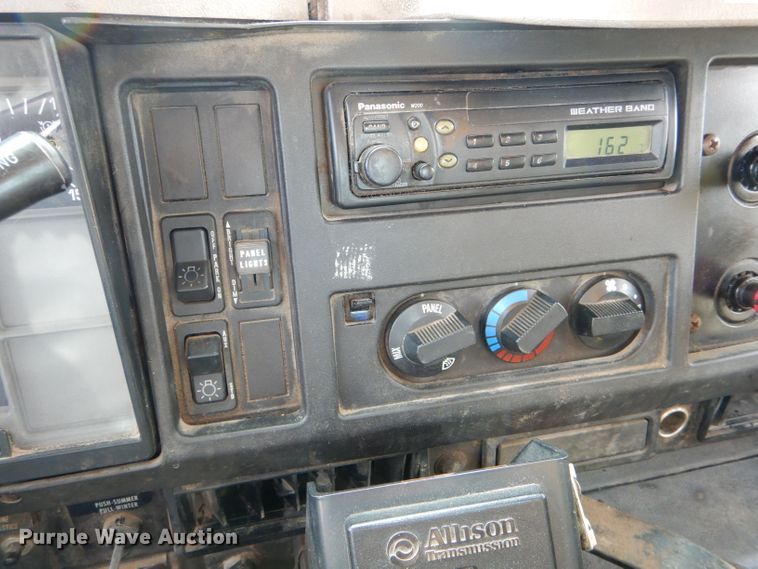 image for item DF3048 2002 International 4900 dump truck