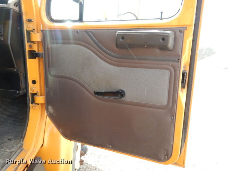 image for item DF3048 2002 International 4900 dump truck