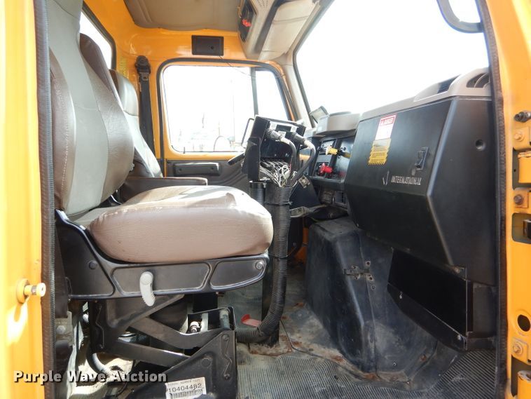 image for item DF3048 2002 International 4900 dump truck