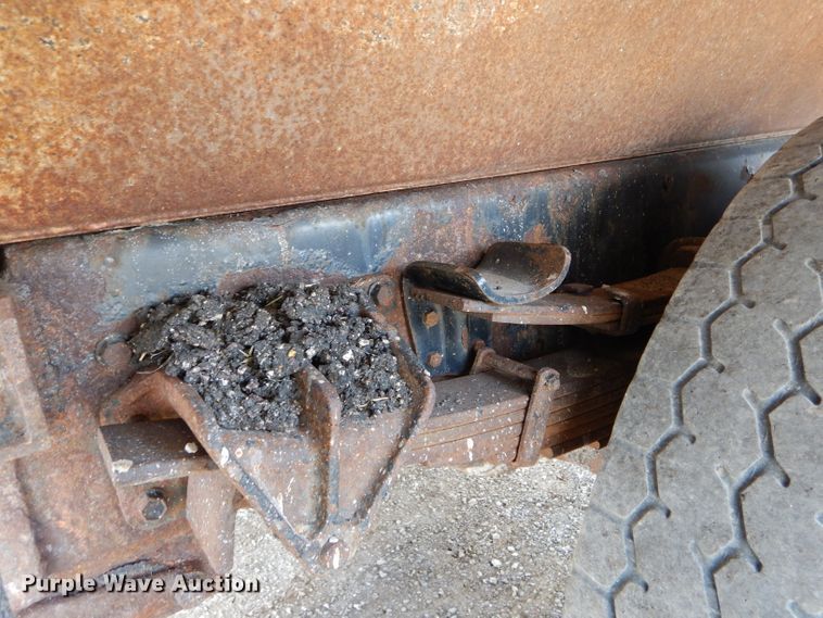 image for item DF3048 2002 International 4900 dump truck