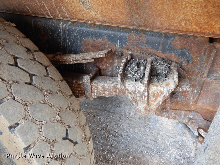 image for item DF3048 2002 International 4900 dump truck