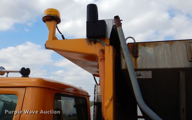 image for item DF3048 2002 International 4900 dump truck