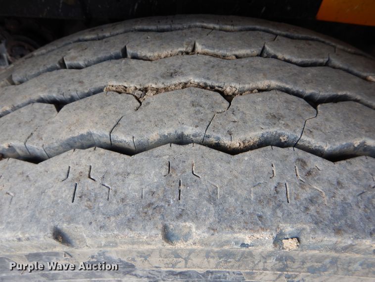 image for item DF3048 2002 International 4900 dump truck