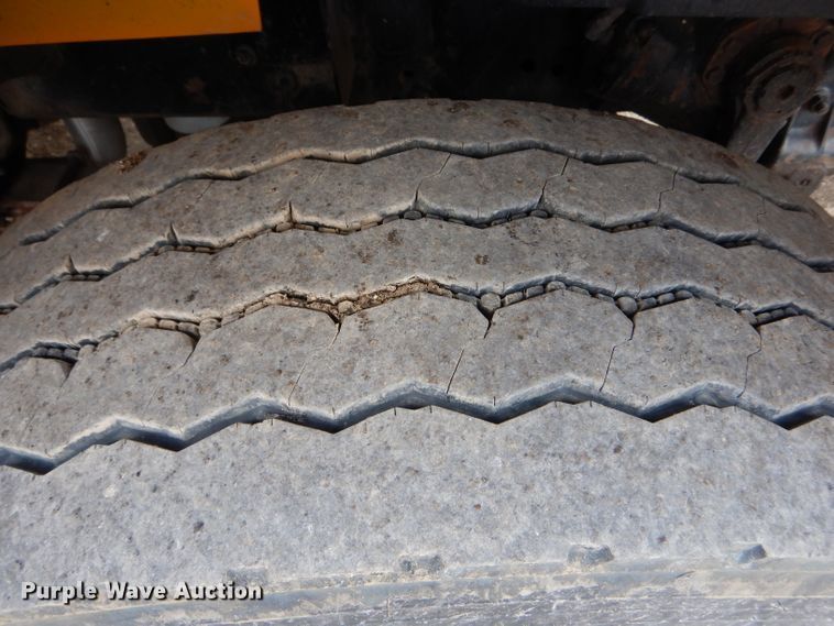 image for item DF3048 2002 International 4900 dump truck