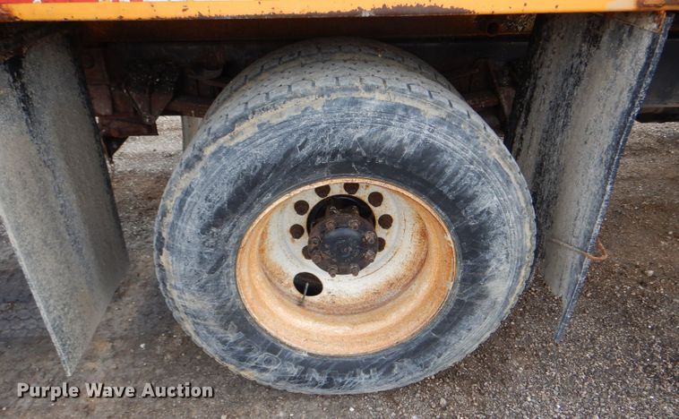 image for item DF3048 2002 International 4900 dump truck