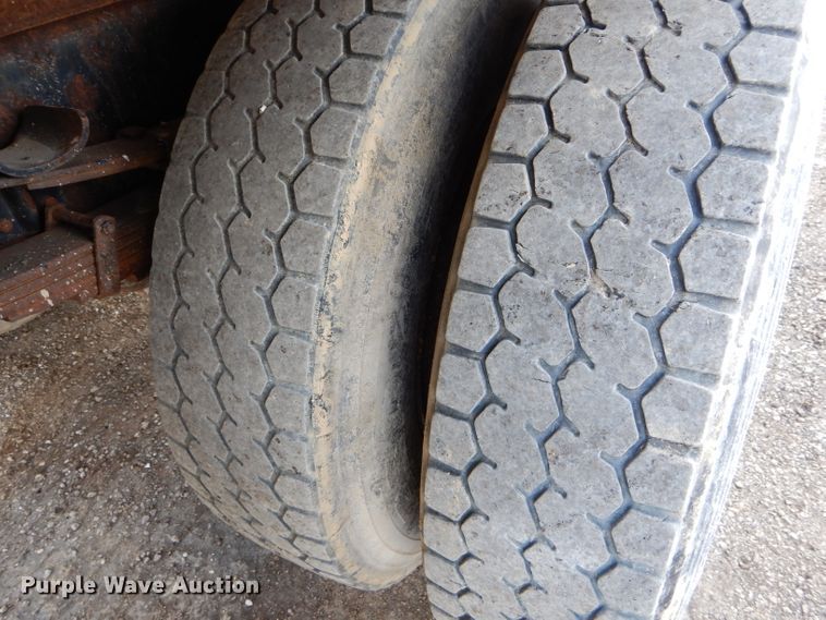 image for item DF3048 2002 International 4900 dump truck