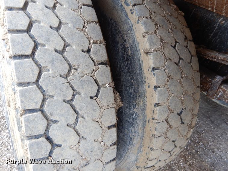 image for item DF3048 2002 International 4900 dump truck