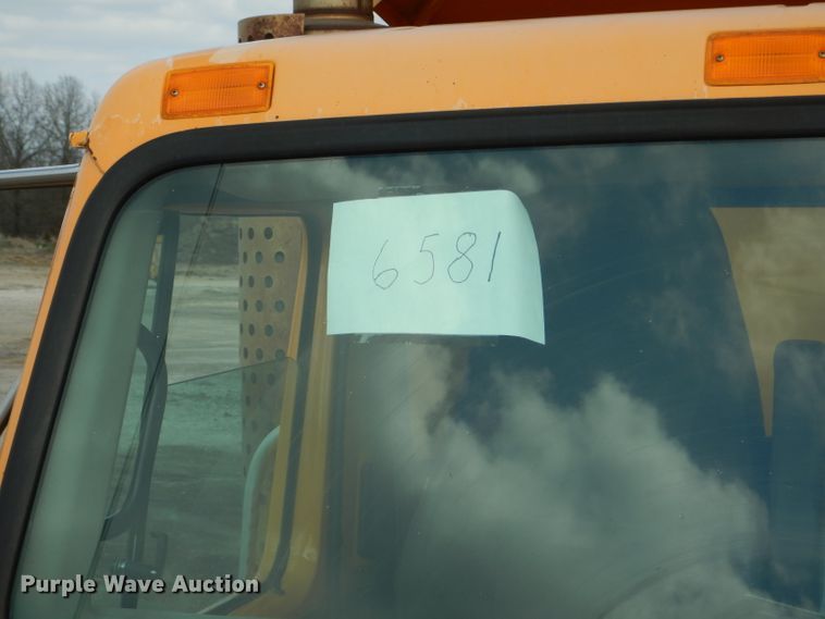 image for item DF3048 2002 International 4900 dump truck