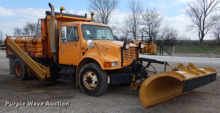 image for item DF3049 2002 International 4900 dump truck