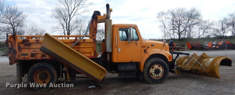 image for item DF3049 2002 International 4900 dump truck