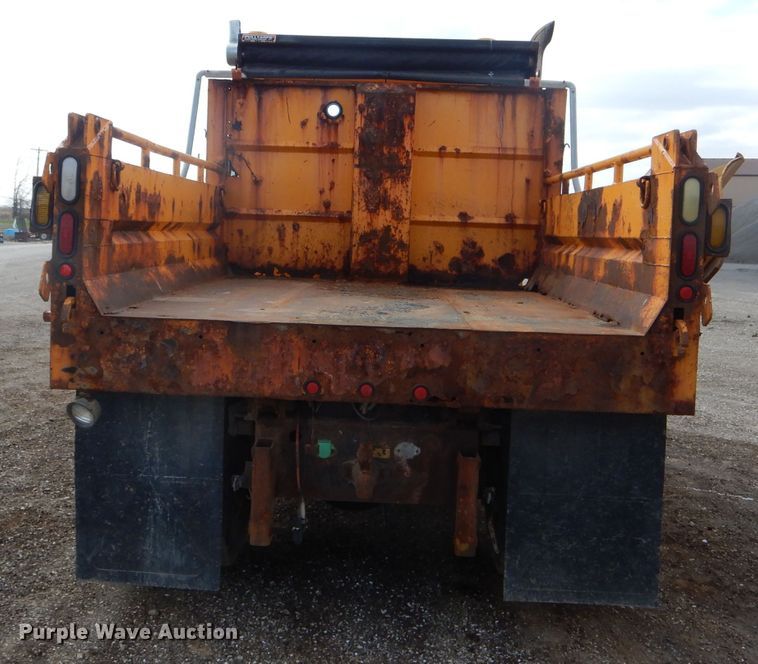 image for item DF3049 2002 International 4900 dump truck