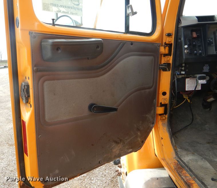 image for item DF3049 2002 International 4900 dump truck