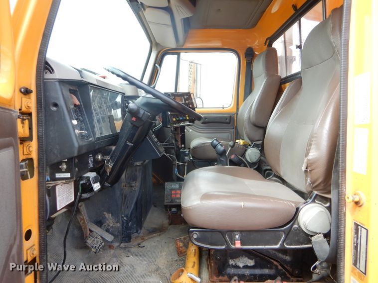 image for item DF3049 2002 International 4900 dump truck