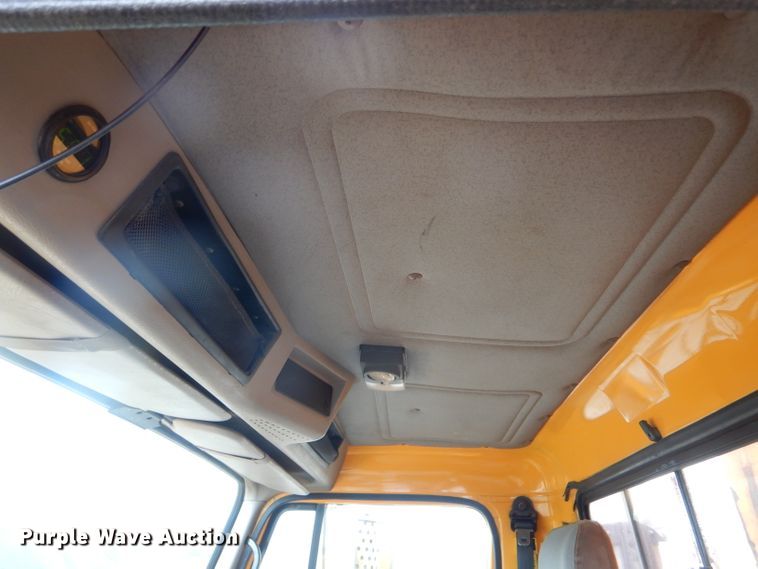 image for item DF3049 2002 International 4900 dump truck