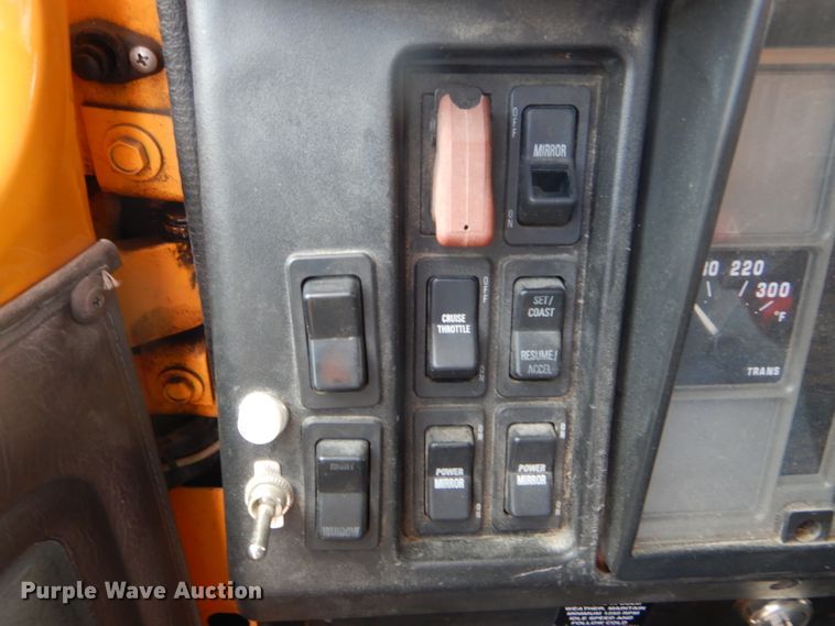 image for item DF3049 2002 International 4900 dump truck