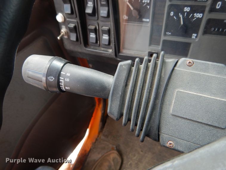 image for item DF3049 2002 International 4900 dump truck