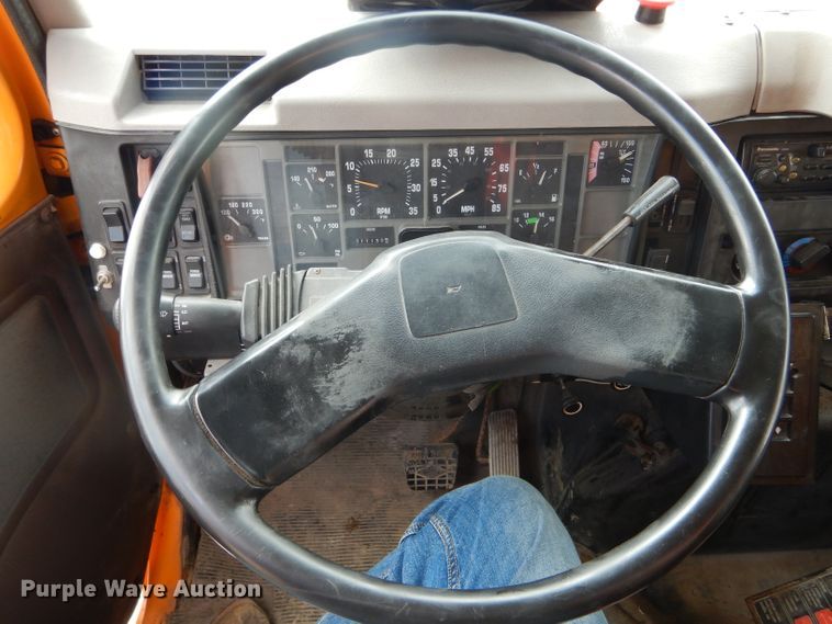 image for item DF3049 2002 International 4900 dump truck