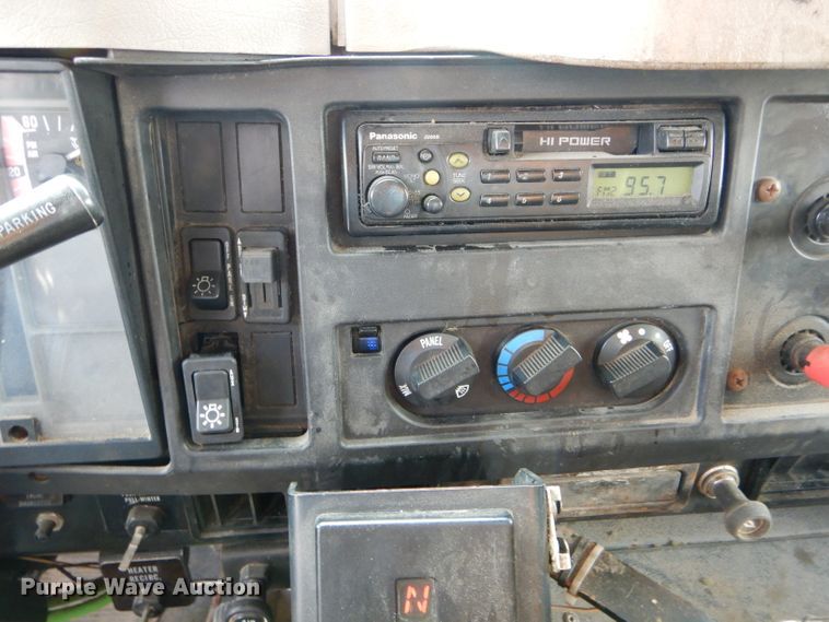 image for item DF3049 2002 International 4900 dump truck