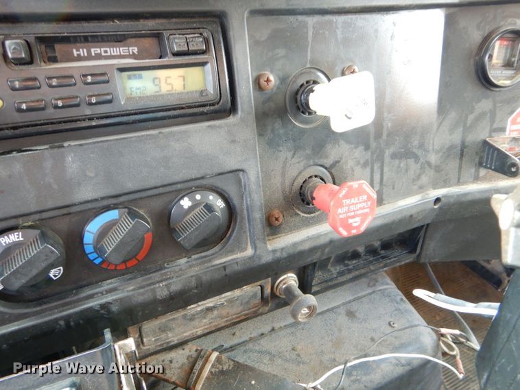 image for item DF3049 2002 International 4900 dump truck