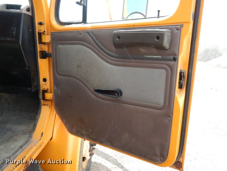 image for item DF3049 2002 International 4900 dump truck