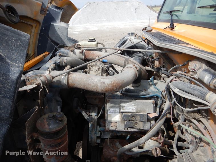 image for item DF3049 2002 International 4900 dump truck