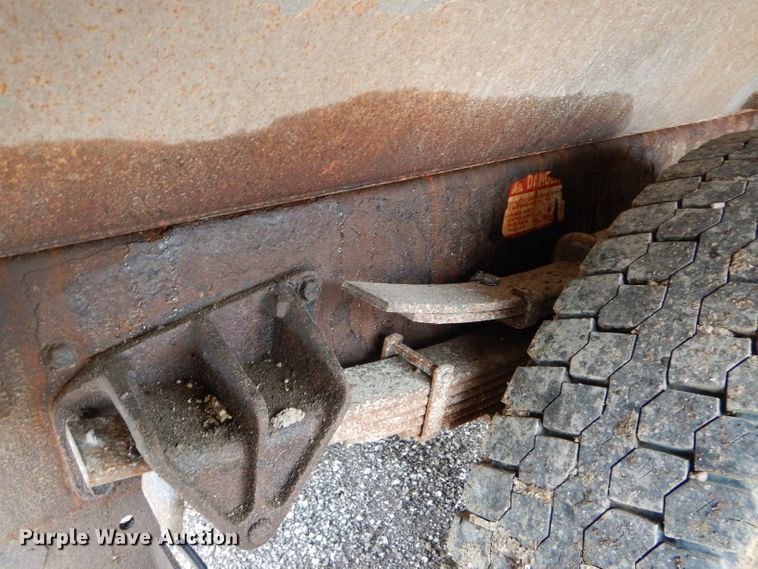 image for item DF3049 2002 International 4900 dump truck