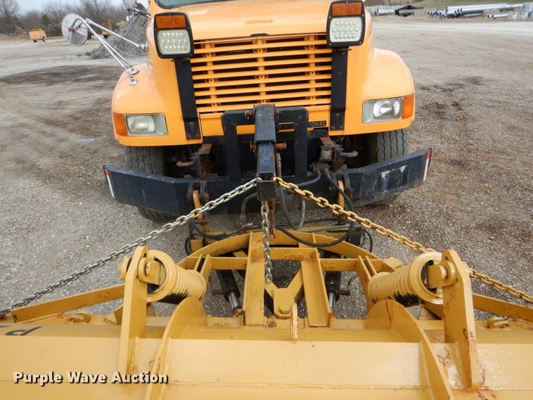 image for item DF3049 2002 International 4900 dump truck