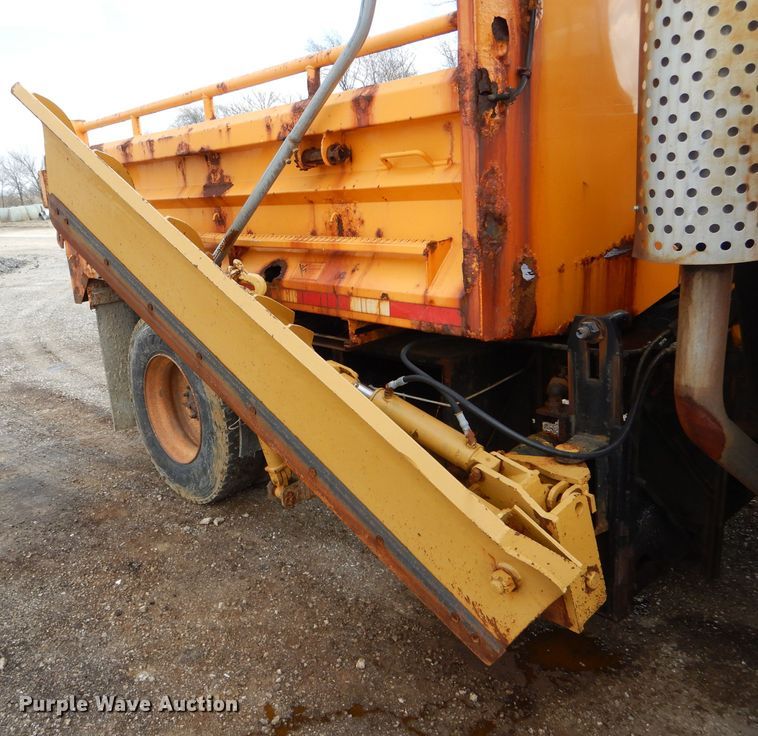 image for item DF3049 2002 International 4900 dump truck