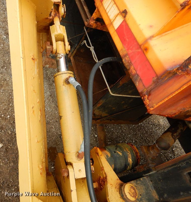 image for item DF3049 2002 International 4900 dump truck