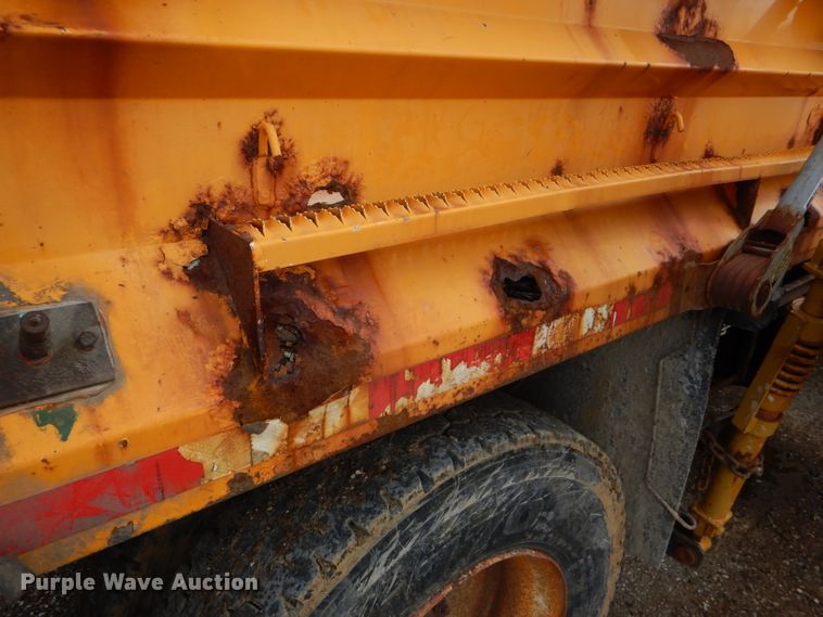 image for item DF3049 2002 International 4900 dump truck