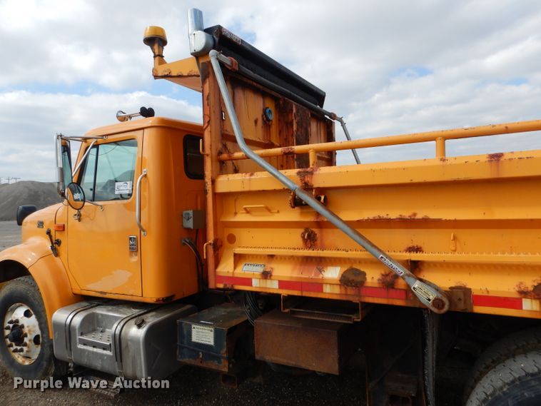 image for item DF3049 2002 International 4900 dump truck