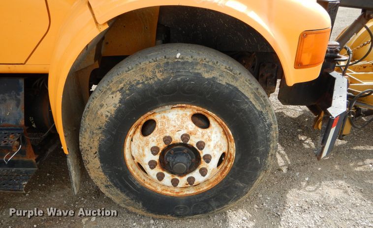 image for item DF3049 2002 International 4900 dump truck