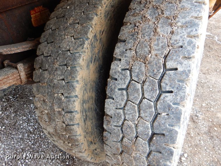 image for item DF3049 2002 International 4900 dump truck