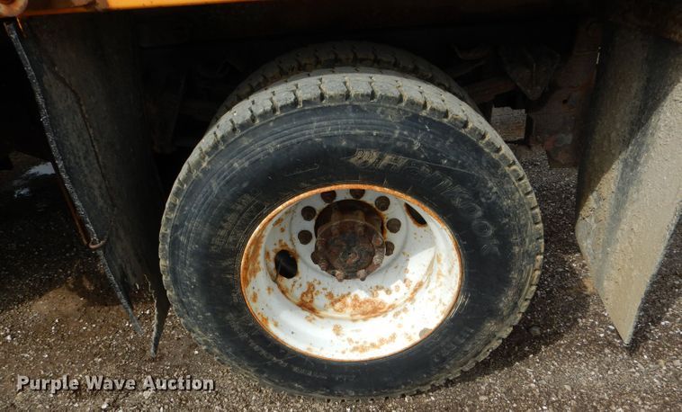 image for item DF3049 2002 International 4900 dump truck